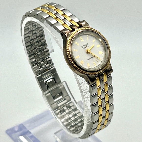 Vintage Petite Citizen Round Gold White and Silver tones Ladies watch Working - Picture 3 of 9